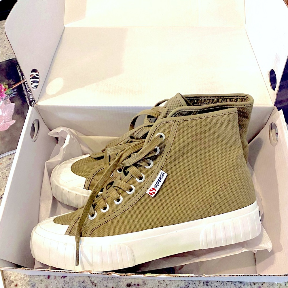Superga olive green high top size 8. Brand new/never worn.
